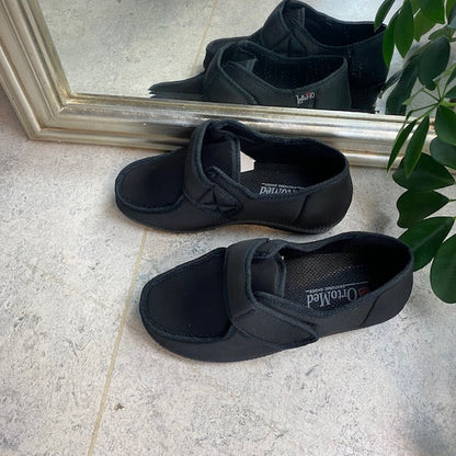Bred sko med kardborre och extra plats