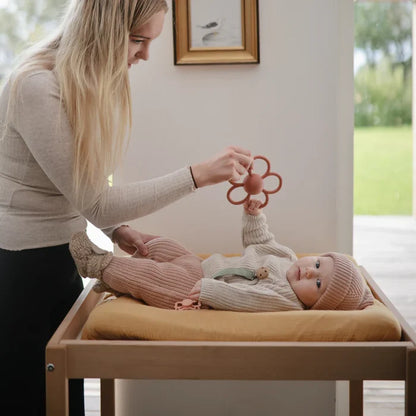 RATTLE DAISY TEETHER - dusty rose