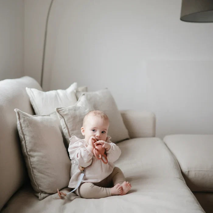 RATTLE DAISY TEETHER - dusty rose