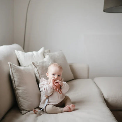 RATTLE DAISY TEETHER - dusty rose
