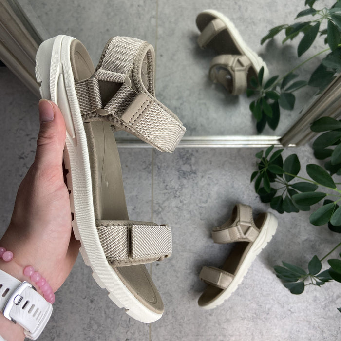 Sandfärgad lätt sandal med breda remmar