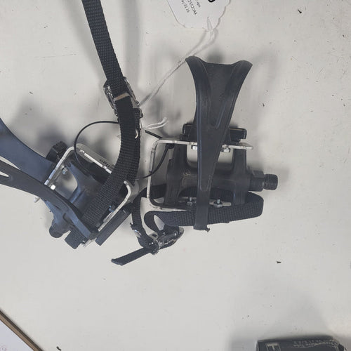 Used Wellgo Bike Pedals w/straps